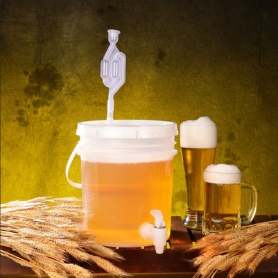 kopen Gepersonaliseerd logo 2 deksels Plastic Fermenter voor automatische Fruit Beer Enzymen Container online vervaardiging