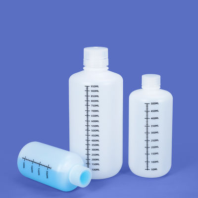 Plastic fles met een smalle nek met een weegschaal